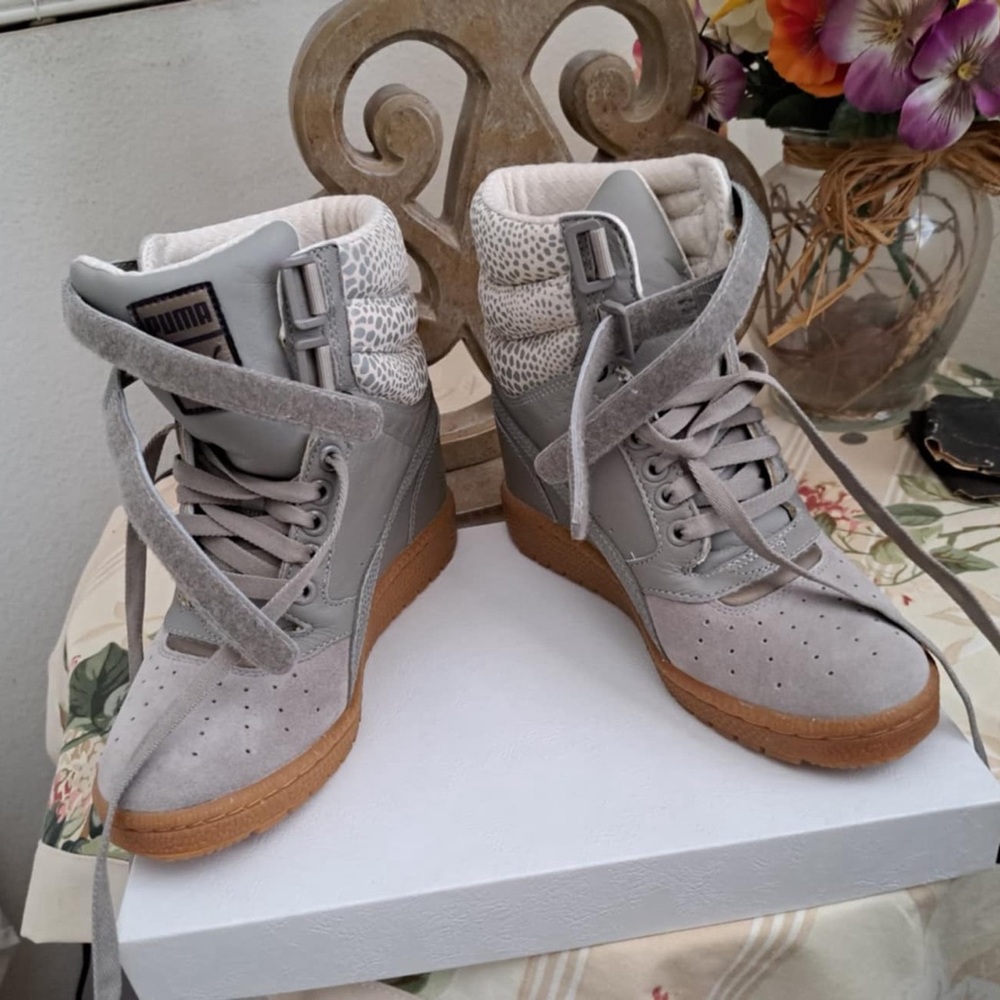 Puma Contact Sky Sneaker Womens
Size 6.5 Gray Suede Leather High
Double Strap